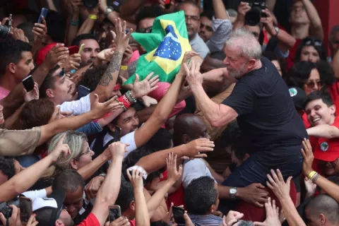 El expresidente Lula da Silva prepara su oposición a Bolsonaro y la derecha lo quiere en la cárcel