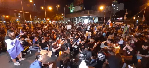 Jóvenes se toman la Plaza 5 de Mayo en rechazo a las reformas constitucionales 