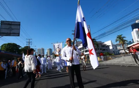 Mariano Rivera saca pecho  de la bandera panameña ante sus miles de fanáticos