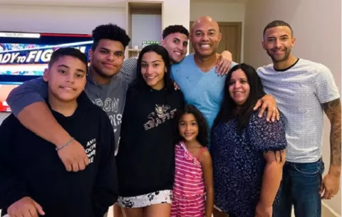 Mariano Rivera posa con sus cinco hijos por primera vez  en el Día de Acción de Gracias