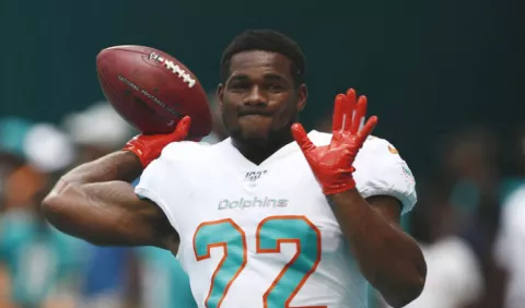 Supuestamente abofeteó a su novia embarazada y los Dolphins le dan de baja