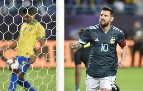 Messi se desquita con Brasil y le da el triunfo a Argentina