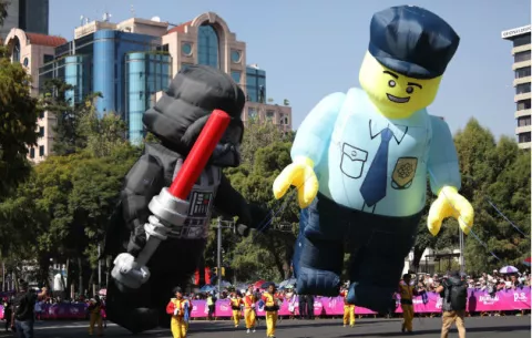 Muñecos gigantes asombran a los niños en desfile navideño de Ciudad de México