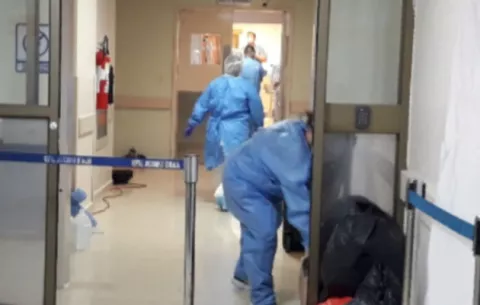 Muere tras dar a luz a una bebé, su traslado en hamaca desde la comarca duró horas 