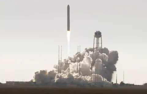 Cohete lleva a los astronautas piezas de carros, horno para galletas y chalecos 