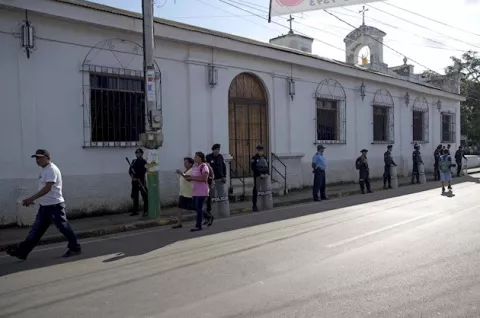 Simpatizantes de Ortega golpean a un sacerdote y a una monja en la catedral de Managua