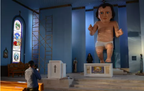 Figura del Niño Dios de seis metros y medio causa furor en iglesia de México