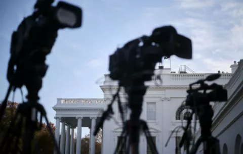 Estados Unidos está perdido en un mar de noticias reales y engañosas