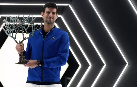 Novak Djokovic gana fácil su quinta final del Masters de París