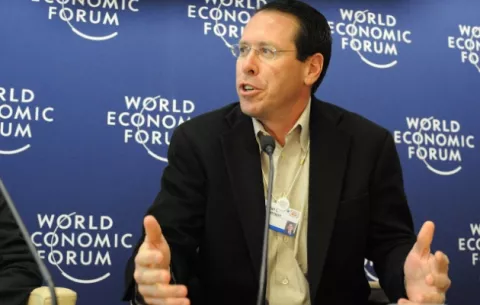 Director ejecutivo de AT&T se queda un año más pese a los cuestionamientos de un fondo activista
