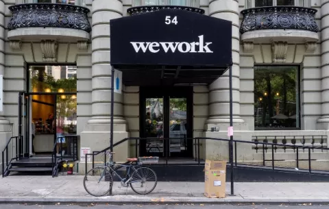 WeWork cae aún más en un año en el que les cortaron las alas a las empresas emergentes de moda