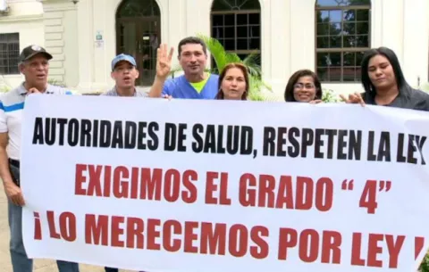 Paro de asistentes de laboratorio clínico se mantiene, mientras continúa el diálogo