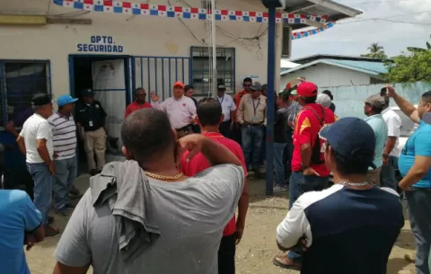 Pescadores artesanales protestan por cierre del viejo muelle fiscal en Puerto Armuelles
