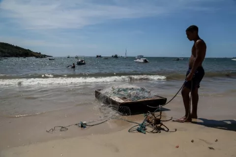 Brasil enfrenta desastre ambiental en playas que amenaza refugio de ballenas