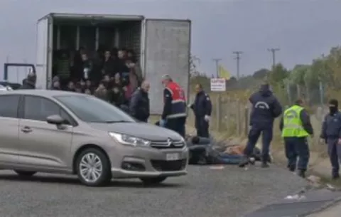 Hallados 41 migrantes vivos en un camión refrigerado en el norte de Grecia
