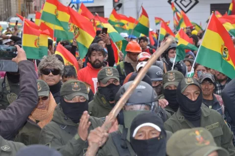 Militares y policías le piden al presidente Evo Morales que dimita para pacificar al país