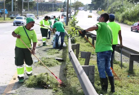 Privados de libertad de La Joya realizan jornada de limpieza en los predios del estadio Rod Carew
