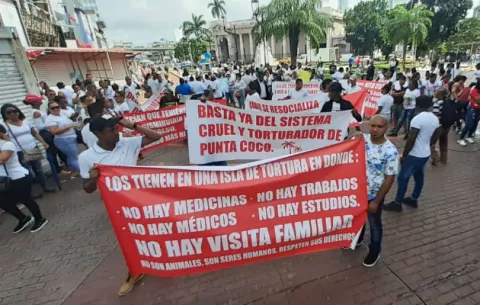 Familiares de detenidos en Punta Coco exigen sus traslados a otro centro penal 