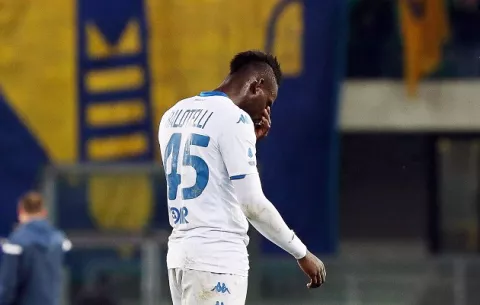 Cantos racistas contra Mario Balotelli vuelven a avergonzar la liga italiana