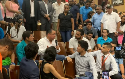Sectores que rechazan las reformas constitucionales dialogan con el presidente de la Asamblea Nacional