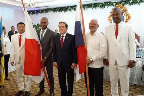 Saladino recibió el Pabellón Nacional en Colón con el deseo que el deporte se masifique 