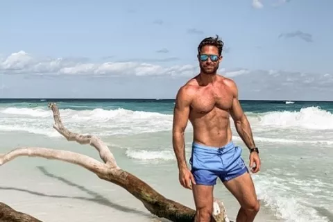 Sebastián Rulli se desnuda para dar un mensaje contra la contaminación