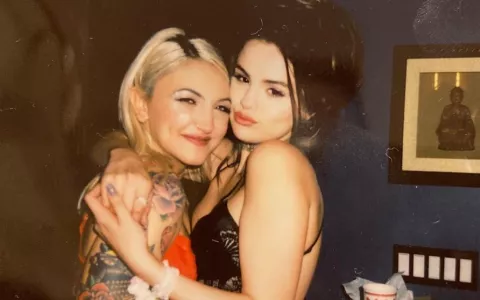 Beso entre Selena Gomez y Julia Michaels se hace viral