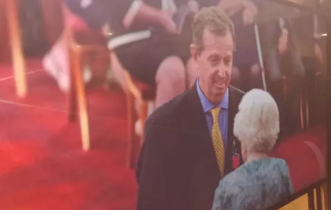 Gary Stempel celebra tras recibir su Orden del Imperio Británico