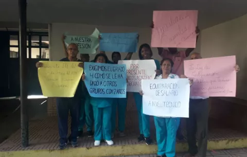 Técnicos asistentes de laboratorio mantienen segundo día de paro para exigir mejoras salariales