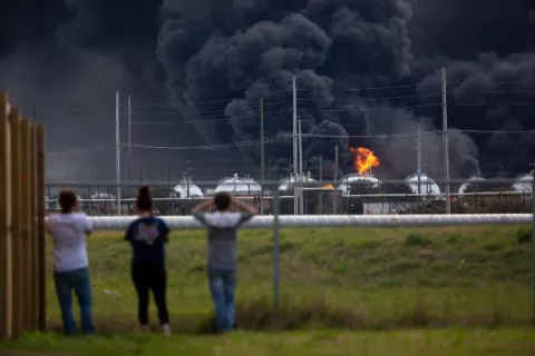 Más de 50,000 personas en Texas están bajo orden de desalojo obligatoria por explosión en una planta química