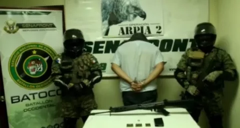 Atrapan a ciudadano costarricense con un fusil de fabricación belga