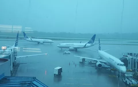 Cientos de pasajeros afectados por desvío de vuelos a raíz de mal tiempo en Panamá