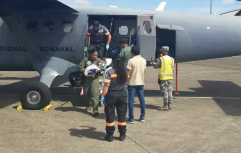 Aeronavales trasladan a Hospital del Niño a trillizos prematuros desde Guna Yala