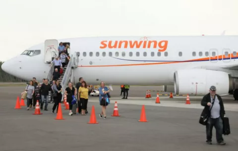Llegan 400 turistas canadienses al aeropuerto internacional de Río Hato