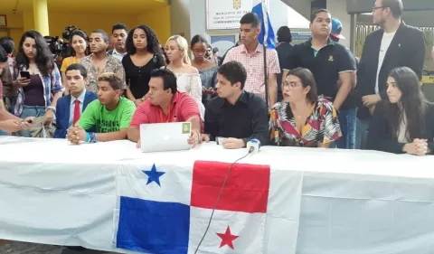 Universitarios invitan a jóvenes a salir de las redes y protestar contra las reformas constitucionales