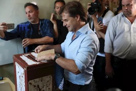 El favorito en las encuestas en Uruguay reivindica el éxito de la alianza multipartido