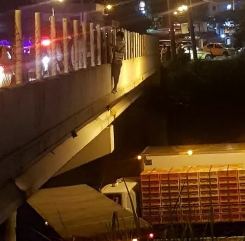 Aplauden acción de camioneros, en el rescate de sujeto que amenazó con lanzarse del puente de Vacamonte