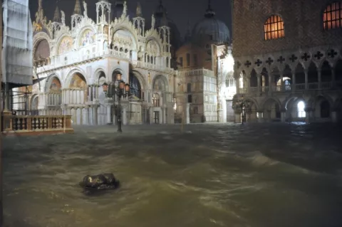 Venecia  registra una víctima en la peor inundación desde los desastres de 1966