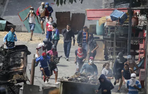 Universitarios y policías se enfrentan durante protesta espontánea en Venezuela