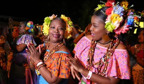 La vestimenta de la Cultura Congo está adornada de varios elementos