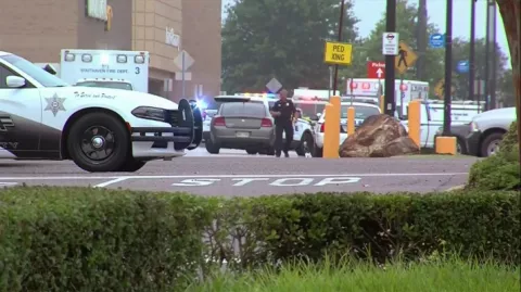Mexicanos supervivientes del tiroteo en El Paso,Texas denuncian a la cadena Walmart