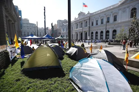 Organizaciones sociales inician acampada ante la "sordera" del Gobierno chileno