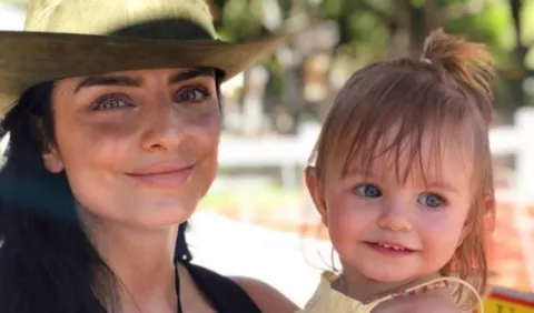 Aislinn Derbez envía a su hija un mensaje que impacta