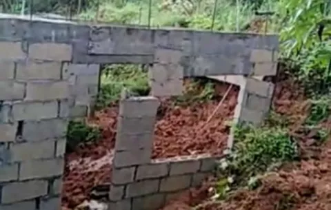 Alud de tierra en Puerto Pilón causa afectaciones a varias viviendas 