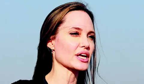 Angelina Jolie es demandada por exempleada 