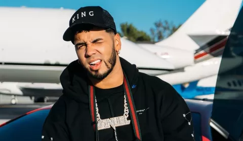 Anuel AA estrena exótico y costoso collar con su rostro
