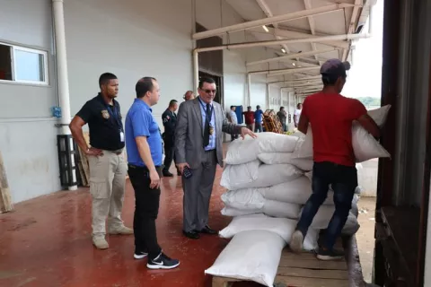 Unos 550 quintales de arroz de presunto contrabando eran transportados desde Colón hasta Merca Panamá