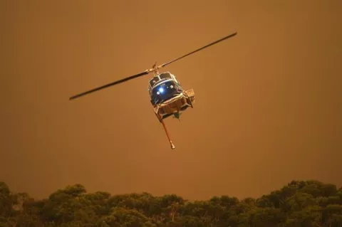 Miles de personas atrapadas en las playas de Australia por incendio forestal