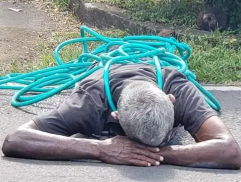 Residentes de Doleguita neutralizan con una manguera a un antisocial