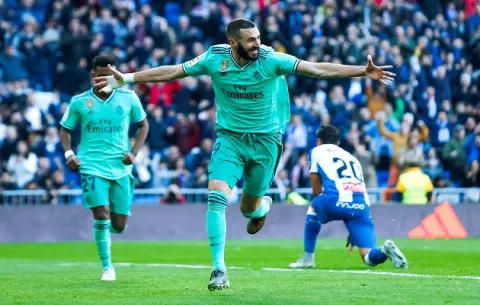 Varane y  Benzema le dan los tres puntos al Real Madrid